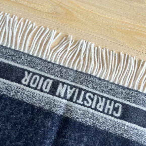 CHRISTIAN DIOR 100% cashmere navy oblique fringe poncho cape scarf - Picture 3 of 3